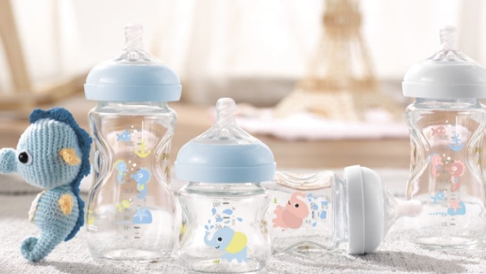 Butelka dla noworodka – szklana czy plastikowa?