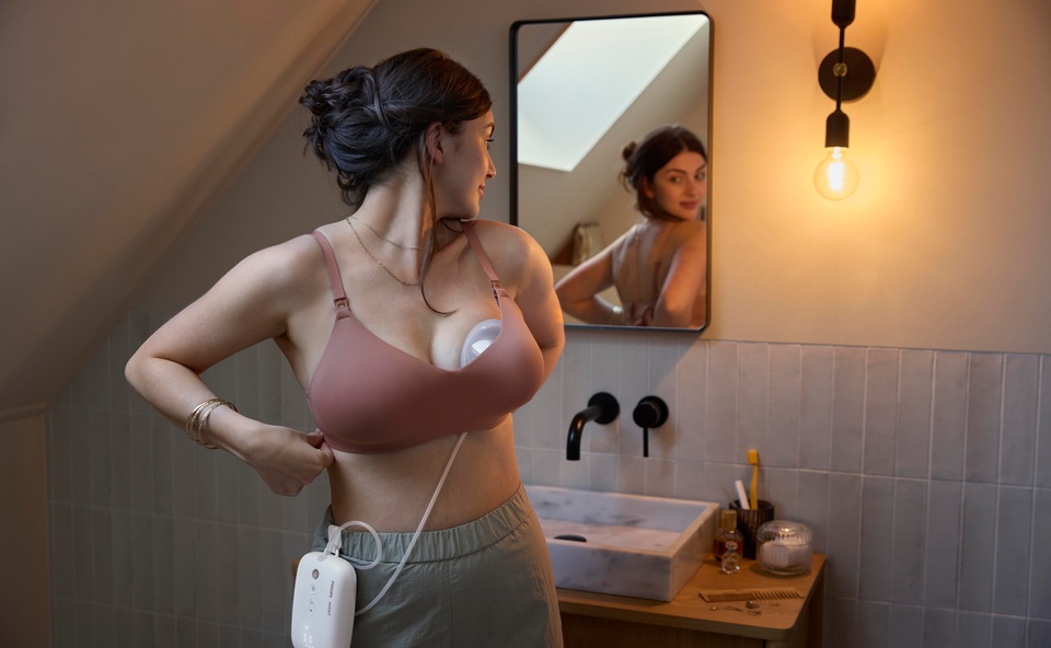 Młoda mama z laktatorem Philips Avent