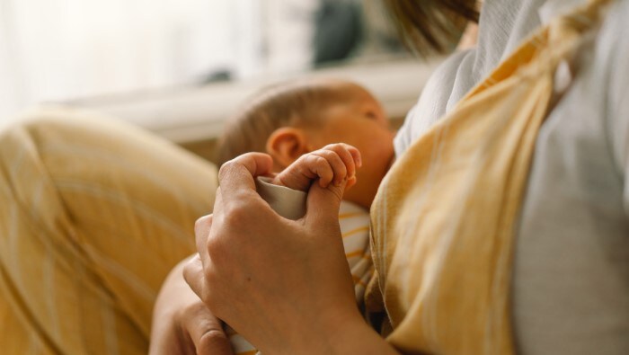 Karmienie piersią w pracy - co należy wiedzieć? Jakie są przywileje i zasady?