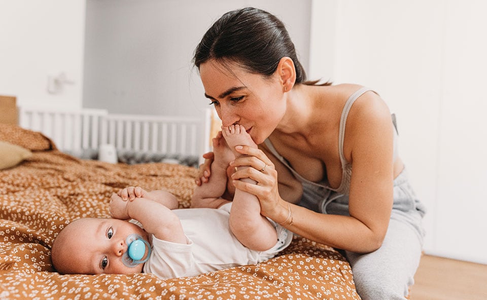 Mama układająca niemowlę do snu.