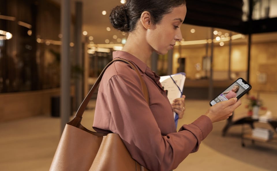 Kobieta sprawdzająca nagranie niani z funkcją wideo Philips Avent