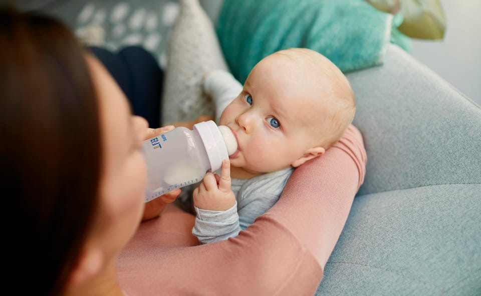 Dziecko karmione butelką responsywną Philips Avent