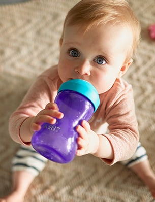 Dziecko samodzielnie pijące z butelki