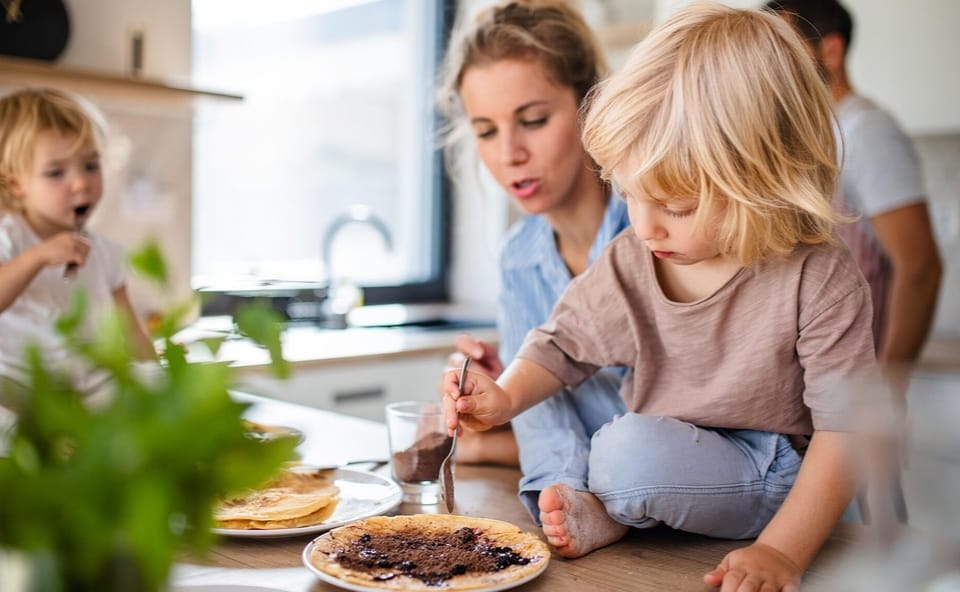 Dzieci jedzące naleśniki