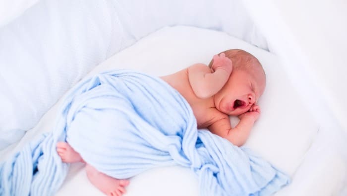 Dlaczego niemowlę płacze przez sen?
