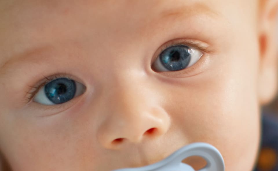  W trzecim miesiącu dziecko chętniej skupia wzrok na oddalonych obiektach.