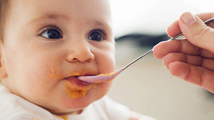 Pokarmy stałe w diecie dziecka.