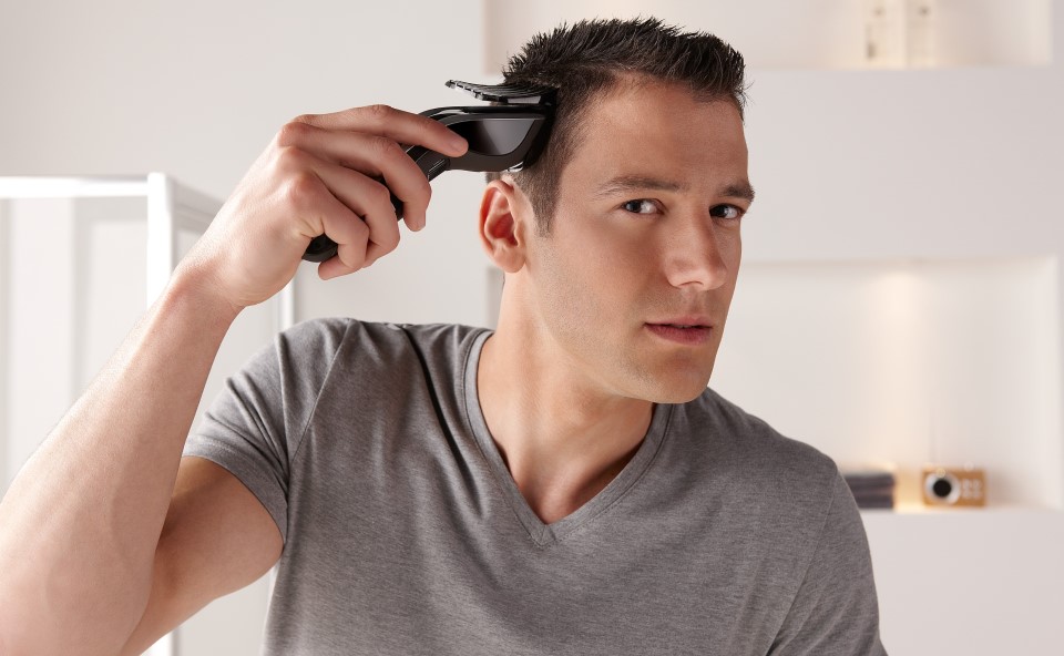 Strzyżenie włosów w domu za pomocą maszynki Philips.