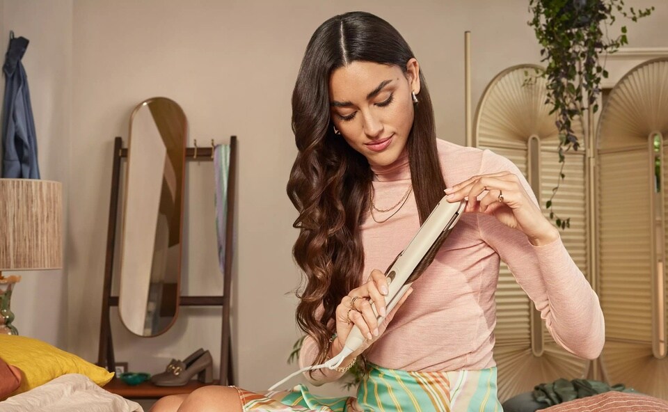 Loki za pomocą prostownicy Philips SenseIQ