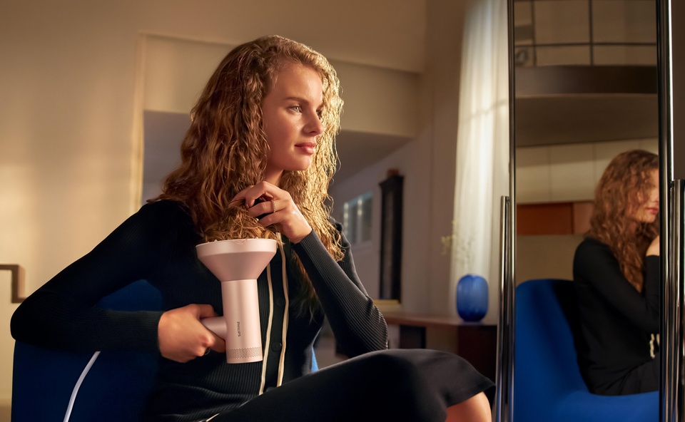 Suszenie włos&oacute;w suszarką Philips z serii 8000 dyfuzorem