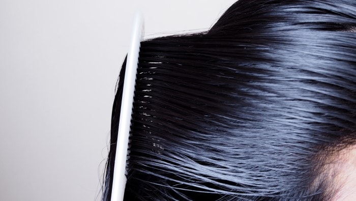 Domowy sposób na przetłuszczające się włosy? Umiejętne suszenie!