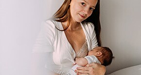 Kobieta karmiąca piersią dziecko