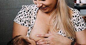 Mama karmiąca dziecko piersią