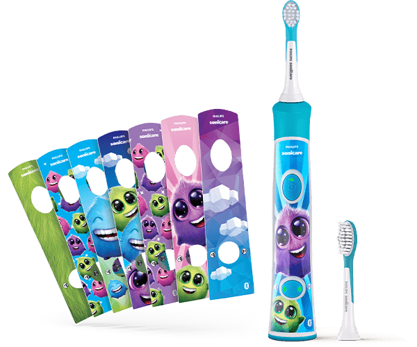 Zestaw sprzedażowy szczoteczki sonicznej dla dzieci Sonicare For Kids - szoczteczak elektrzyczna dla dzieci, dwie główki do mycia zębów dla młodszych i starszych dzieci, kolorowe naklejki umożliwiające poersonalizaję szczoteczki, darmowa aplikacja wspierająca naukę i szczotkowanie zębów.