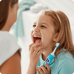 Dziewczynka pokazująca swoje zęby Mamie