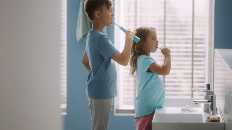 Film przedstawiający codzienne korzystanie ze szczoteczki sonicznej Philips Sonicare For Kids oraz załączonej do niej aplikacji przez dzieci w różnym wieku.