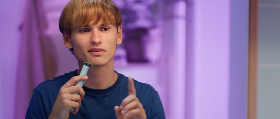 Film przedstawiający maszynkę do pierwszego golenia OneBlade First Shave oraz jej funkcje w użyciu.
