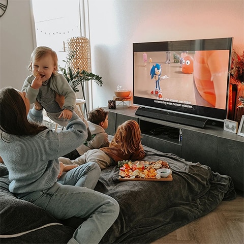 Rodzina ogląda telewizję Ambilight