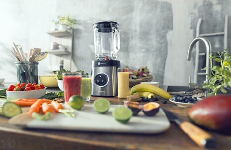 Blender kielichowy HR3655 na kuchennym blacie